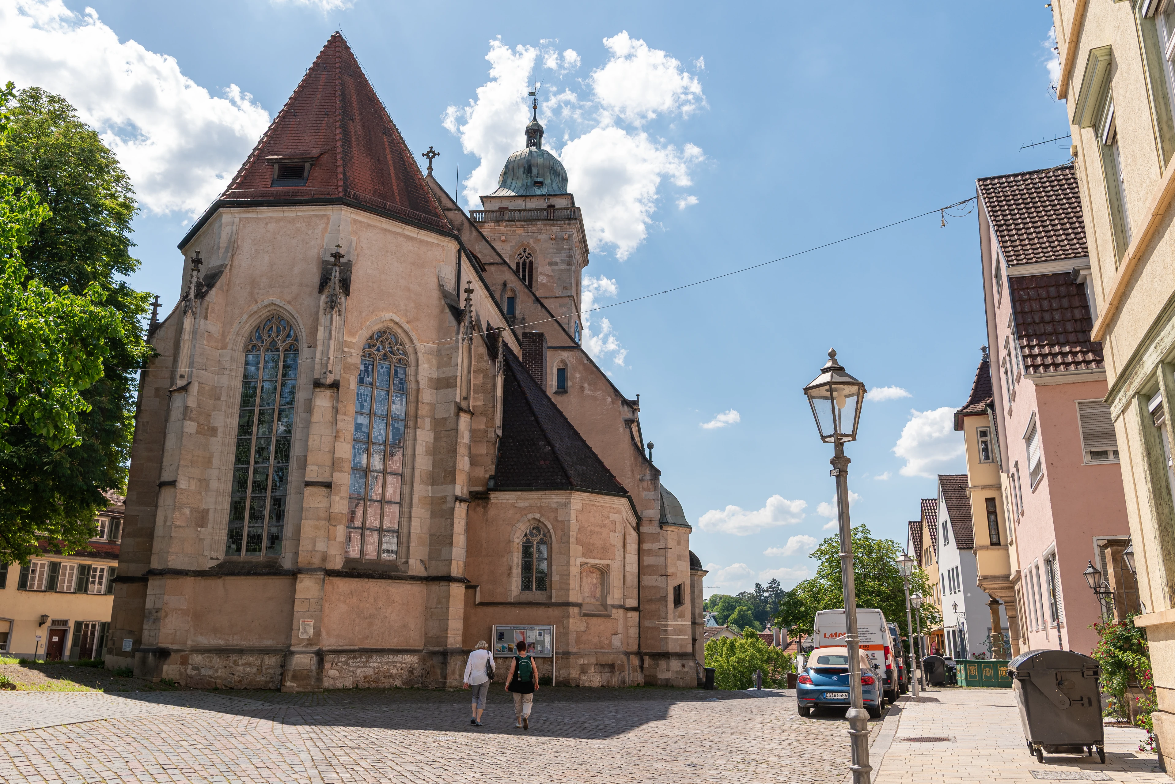 St. Laurentius / Wenn möglich schwarzes Auto und Parkverbotschild entfernen