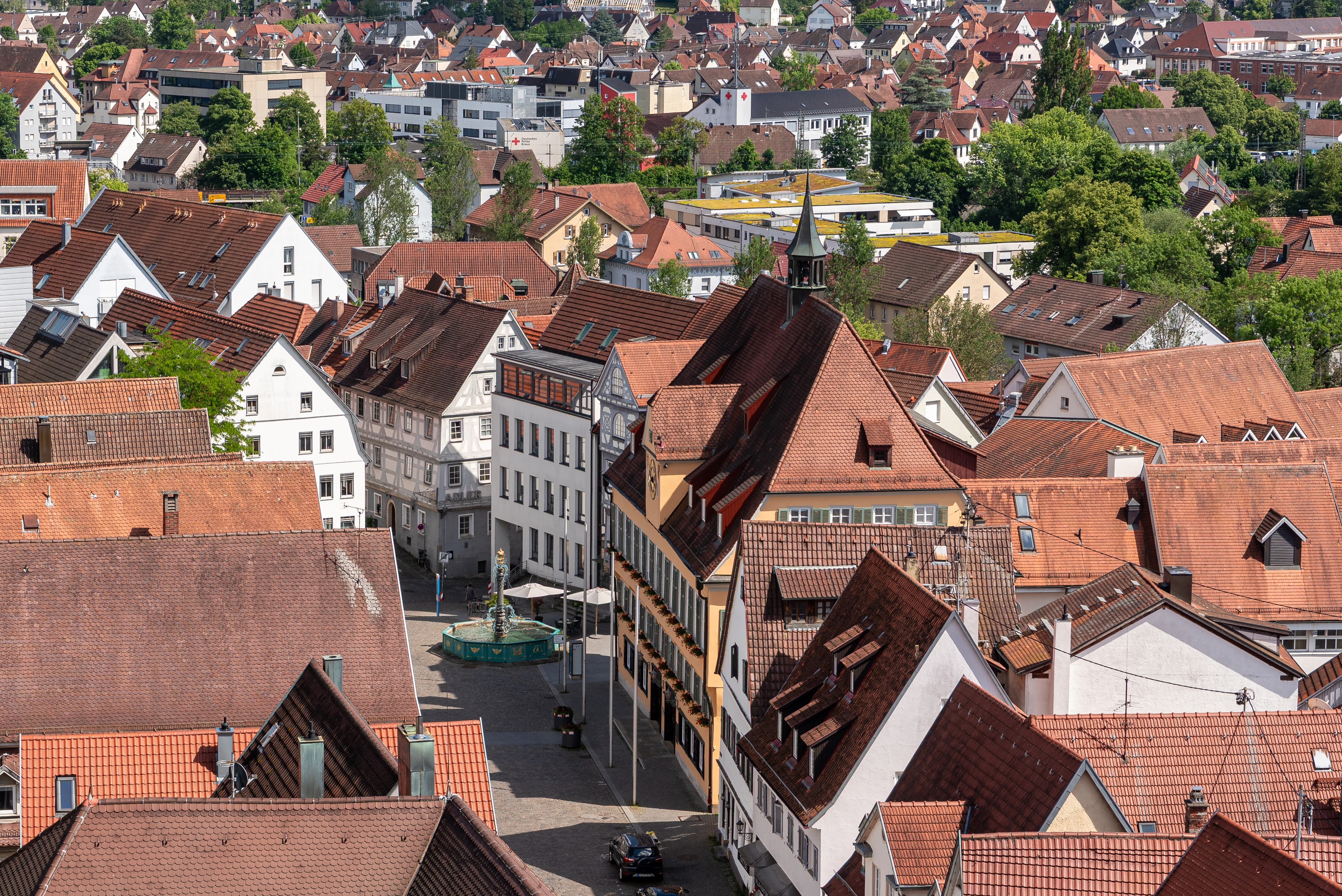 Blick Marktplatz mit Rathaus von oben